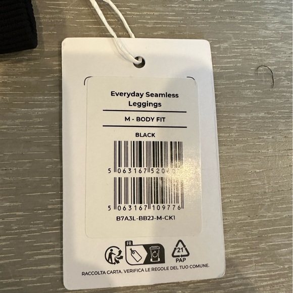 Gymshark, seamless black leggings, never worn, size medium - Picture 3 of 3